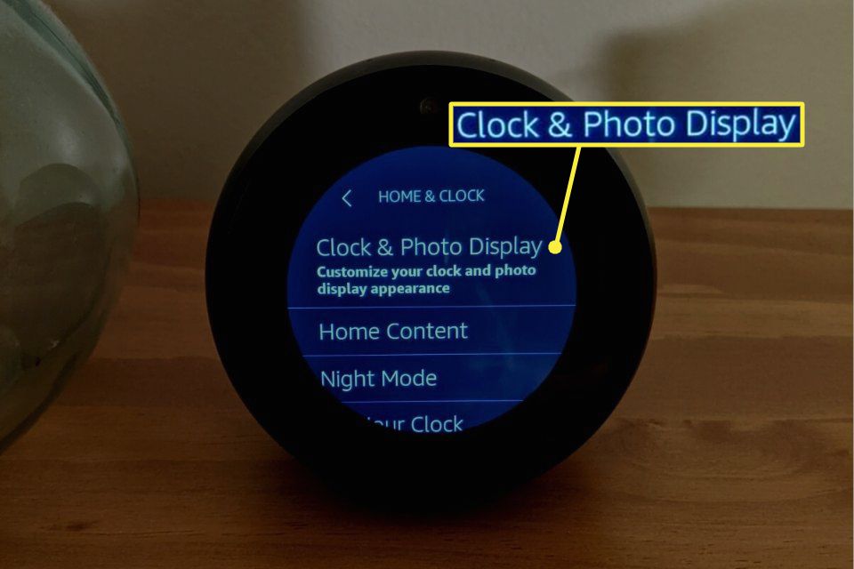 Kello ja valokuvanäyttö korostettuina Echo Spot -asetuksissa