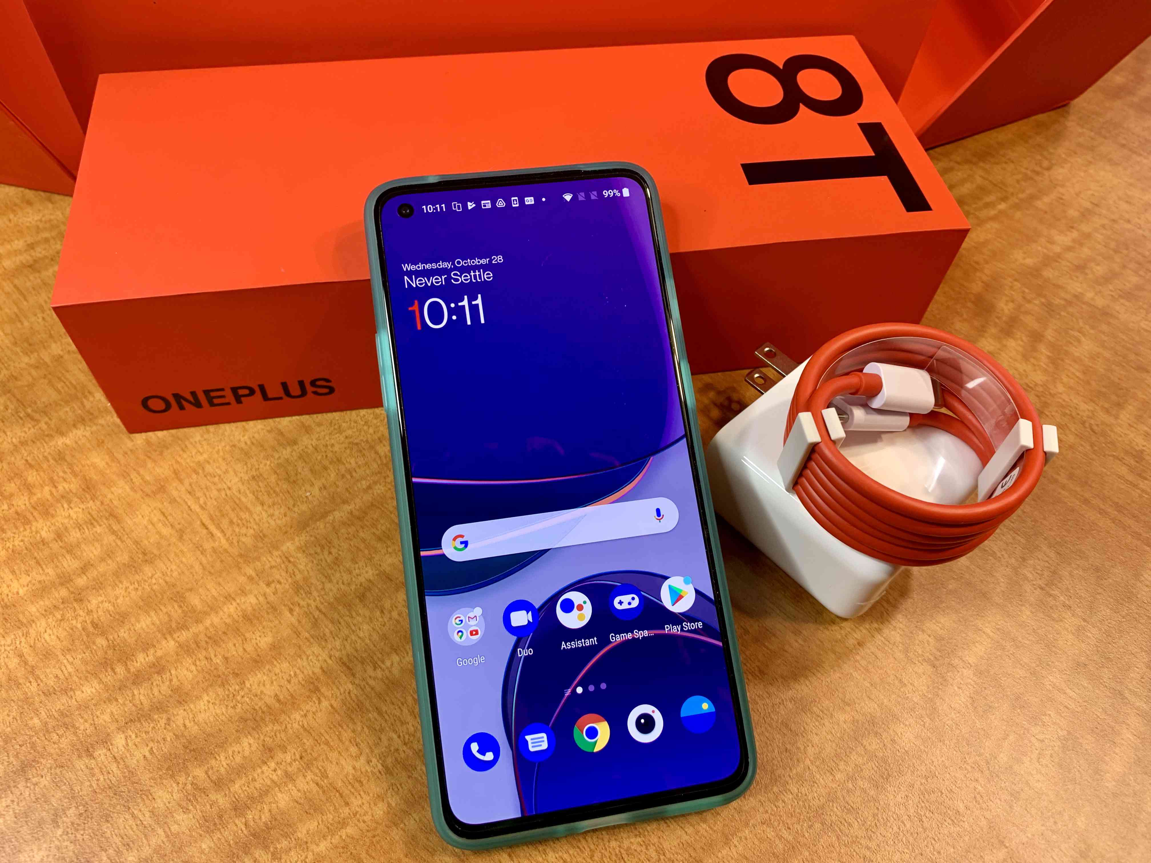 OnePlus 8T -puhelin lepää läheisen latauslohkon laatikossaan