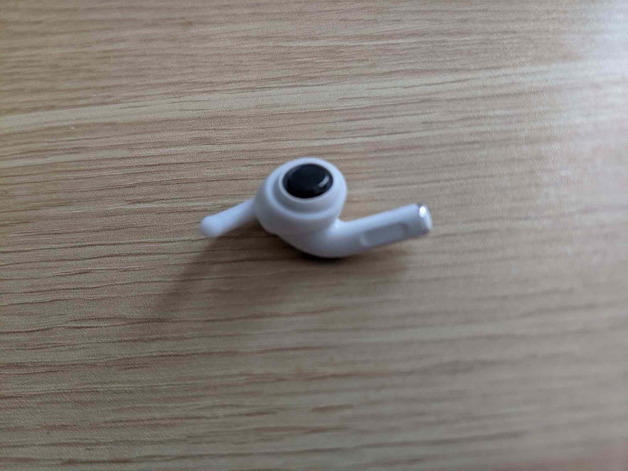 AirPod Pron korvakoukku lipsahti.