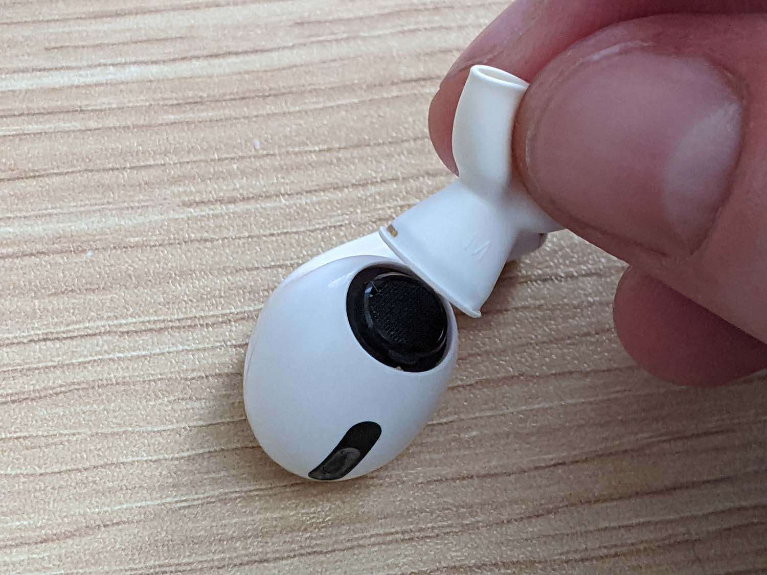 Aseta korvaava AirPod Pro -kärki.