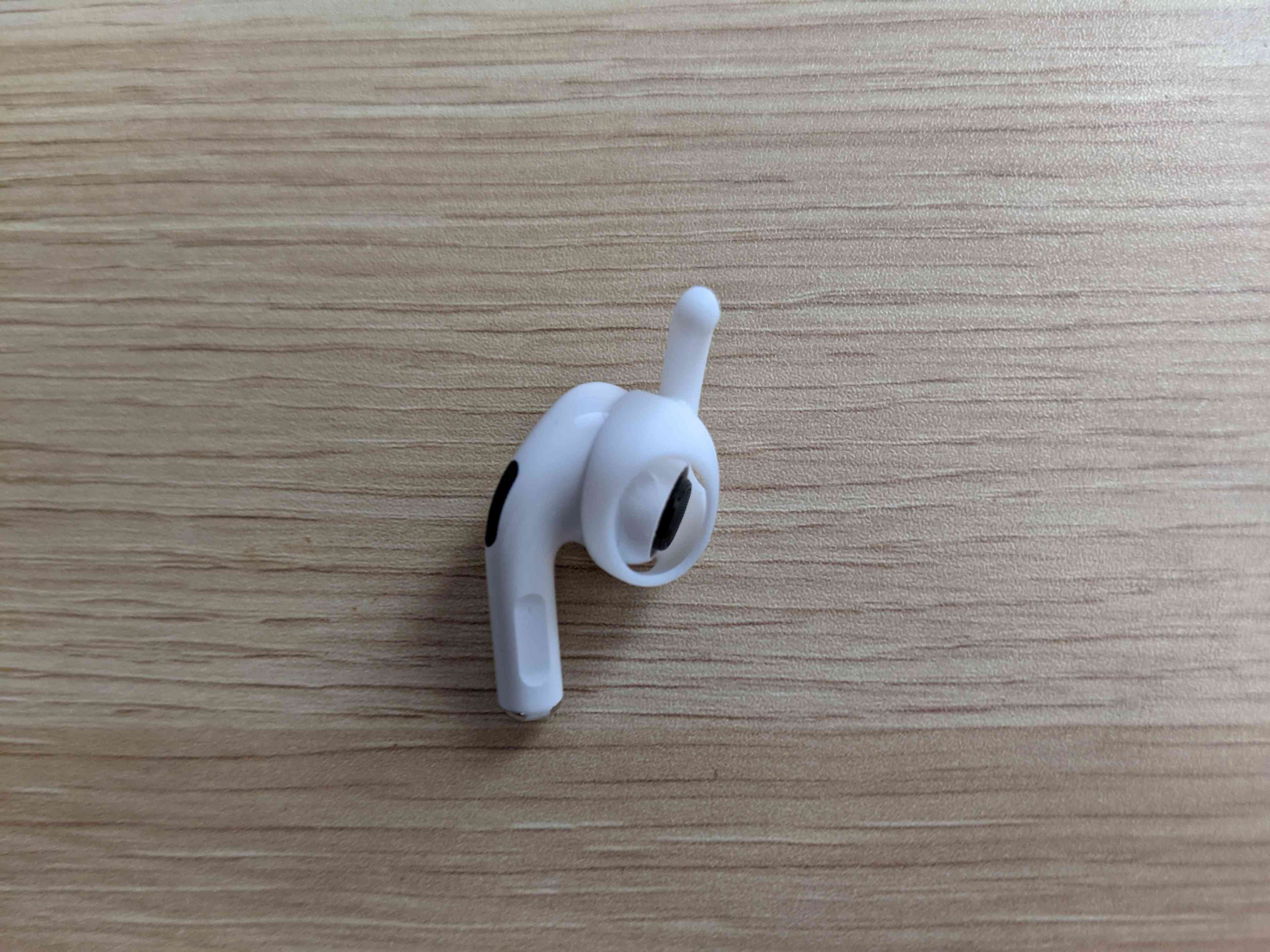 Aseta korvakoukku AirPod Prohon.