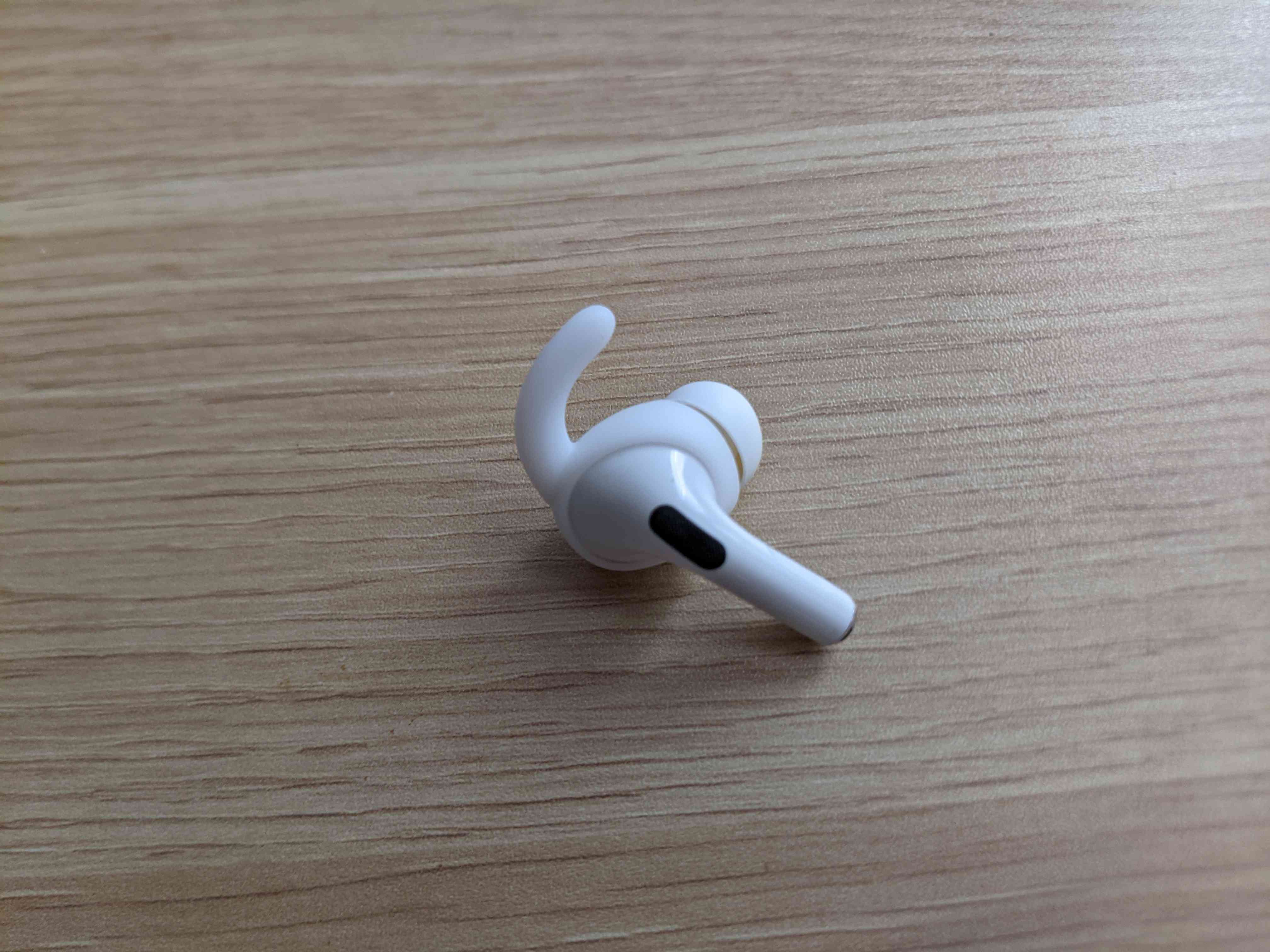 AirPod Pro, jossa on korvakoukku asennettuna.