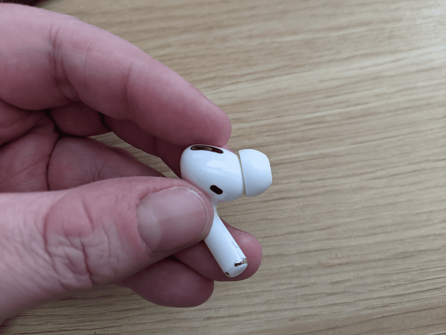 AirPod Pro, jossa on uusi kärki asennettuna.