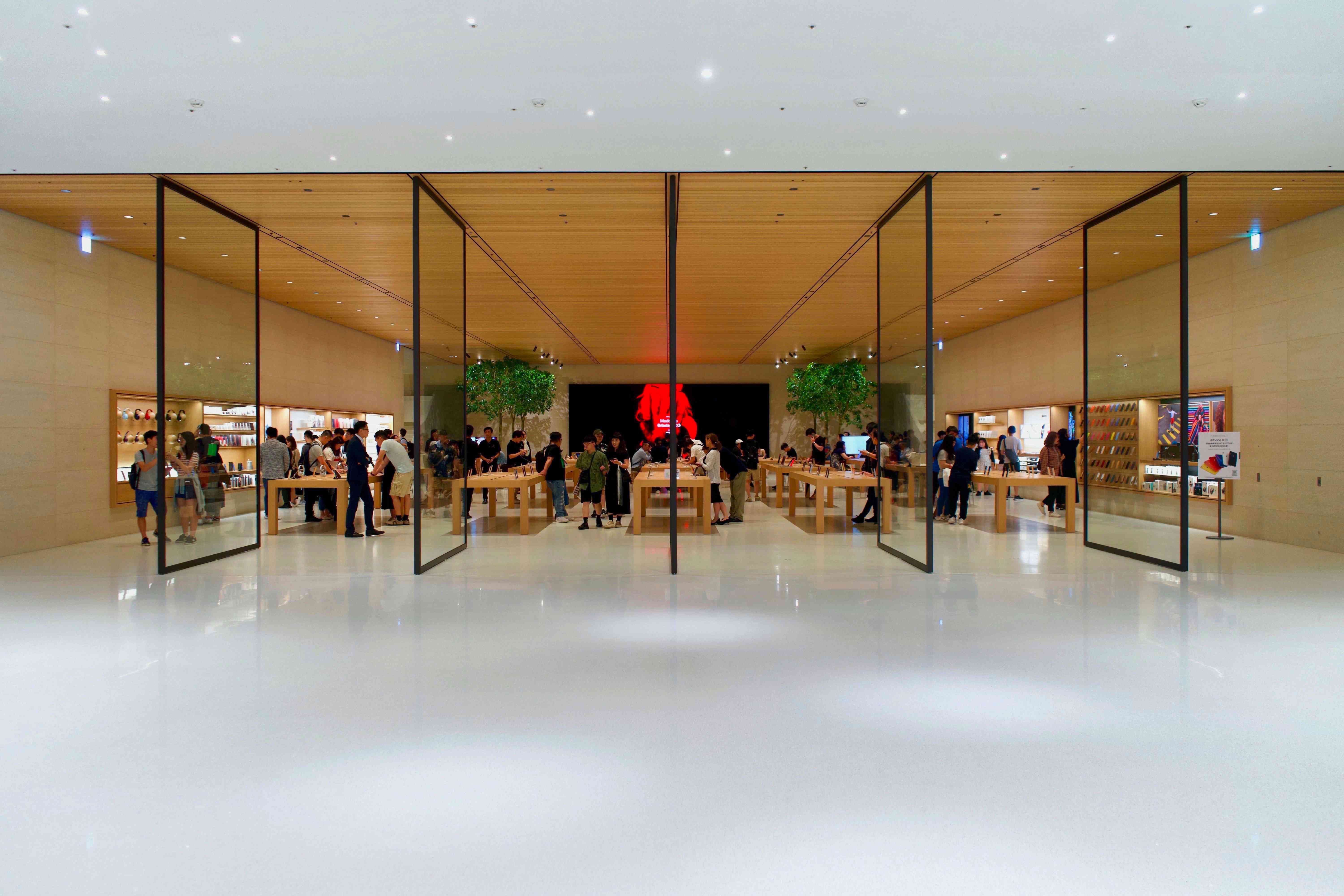 Näkymä Apple Storesta, jossa asiakkaat katselevat demoja ja näyttöjä.