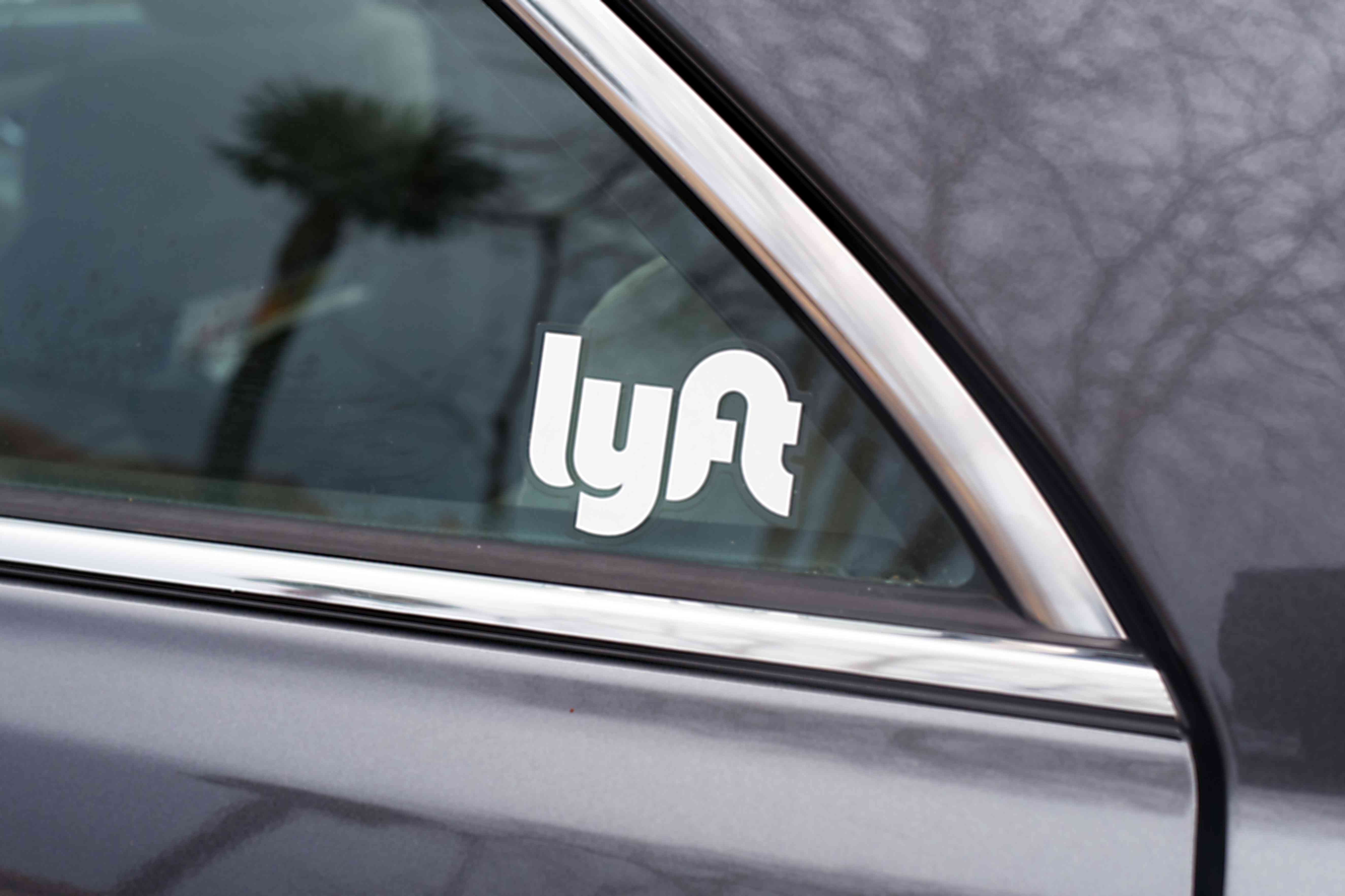 Auton logolla kyytipalvelusovelluksesta Lyft