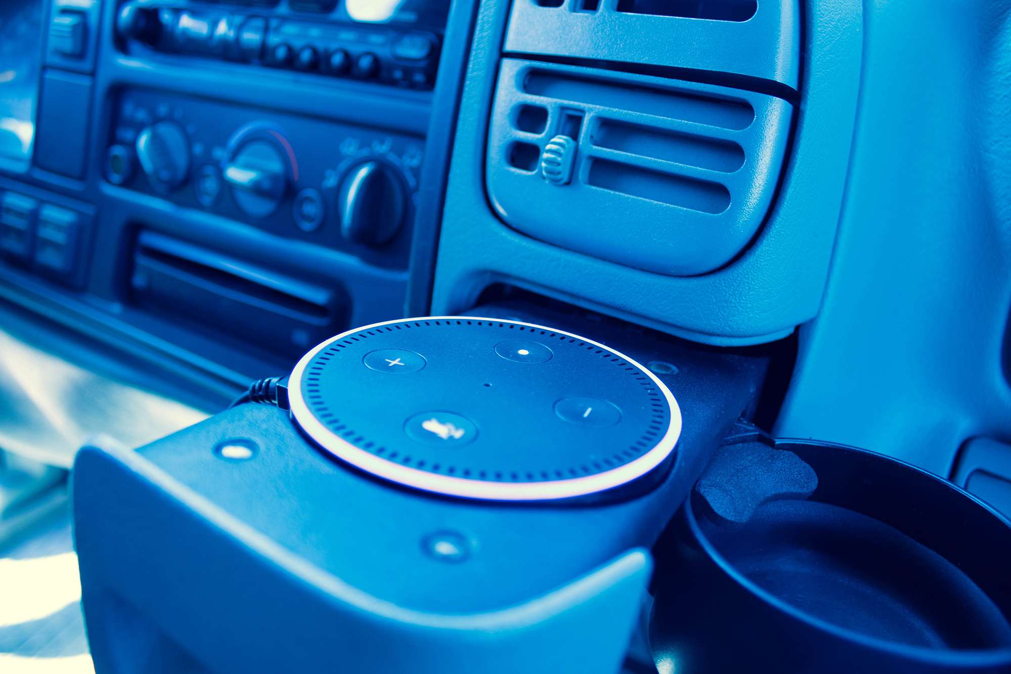 Echo Dot käytössä ajoneuvossa.