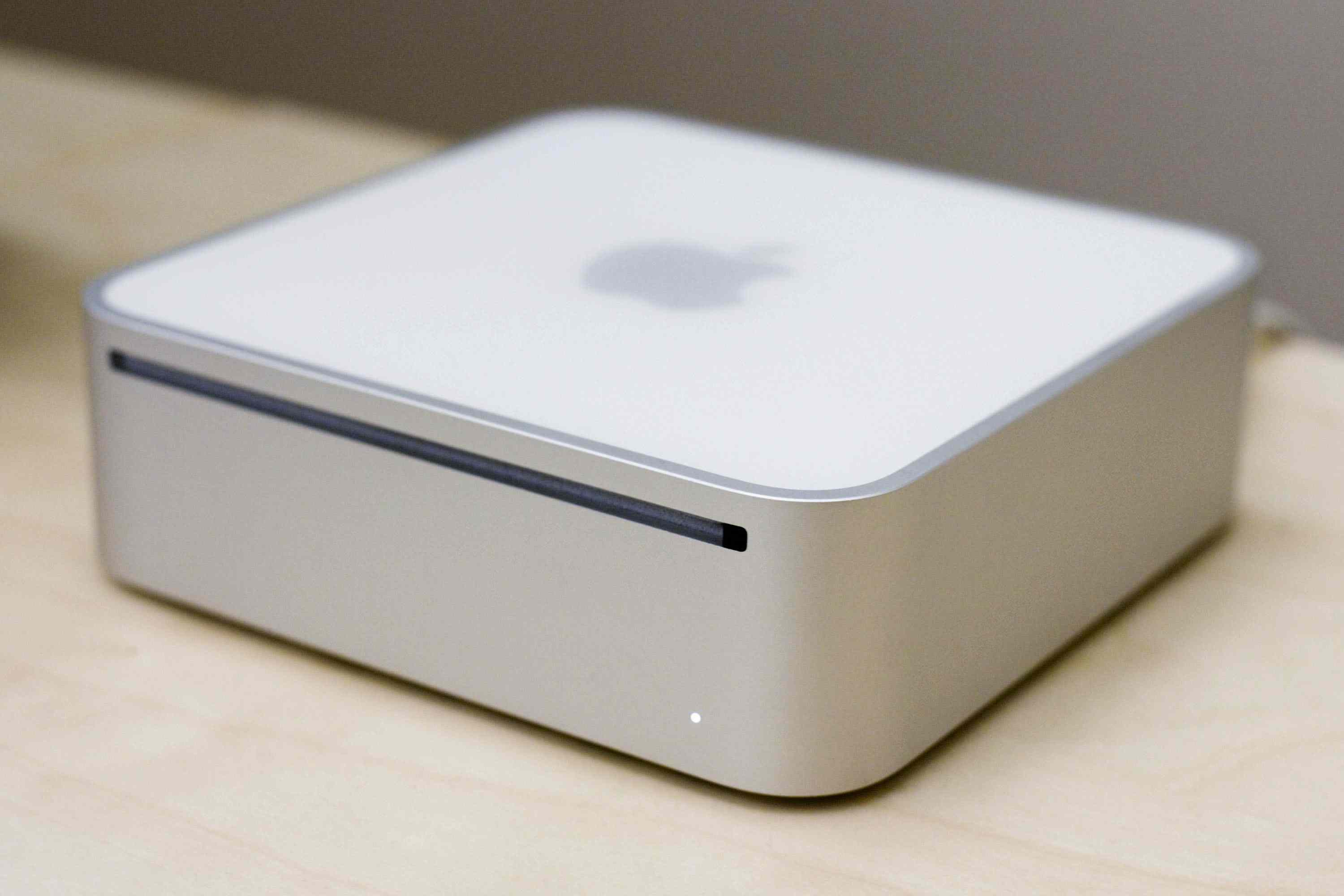 Alkuperäinen Mac Mini pöydällä.