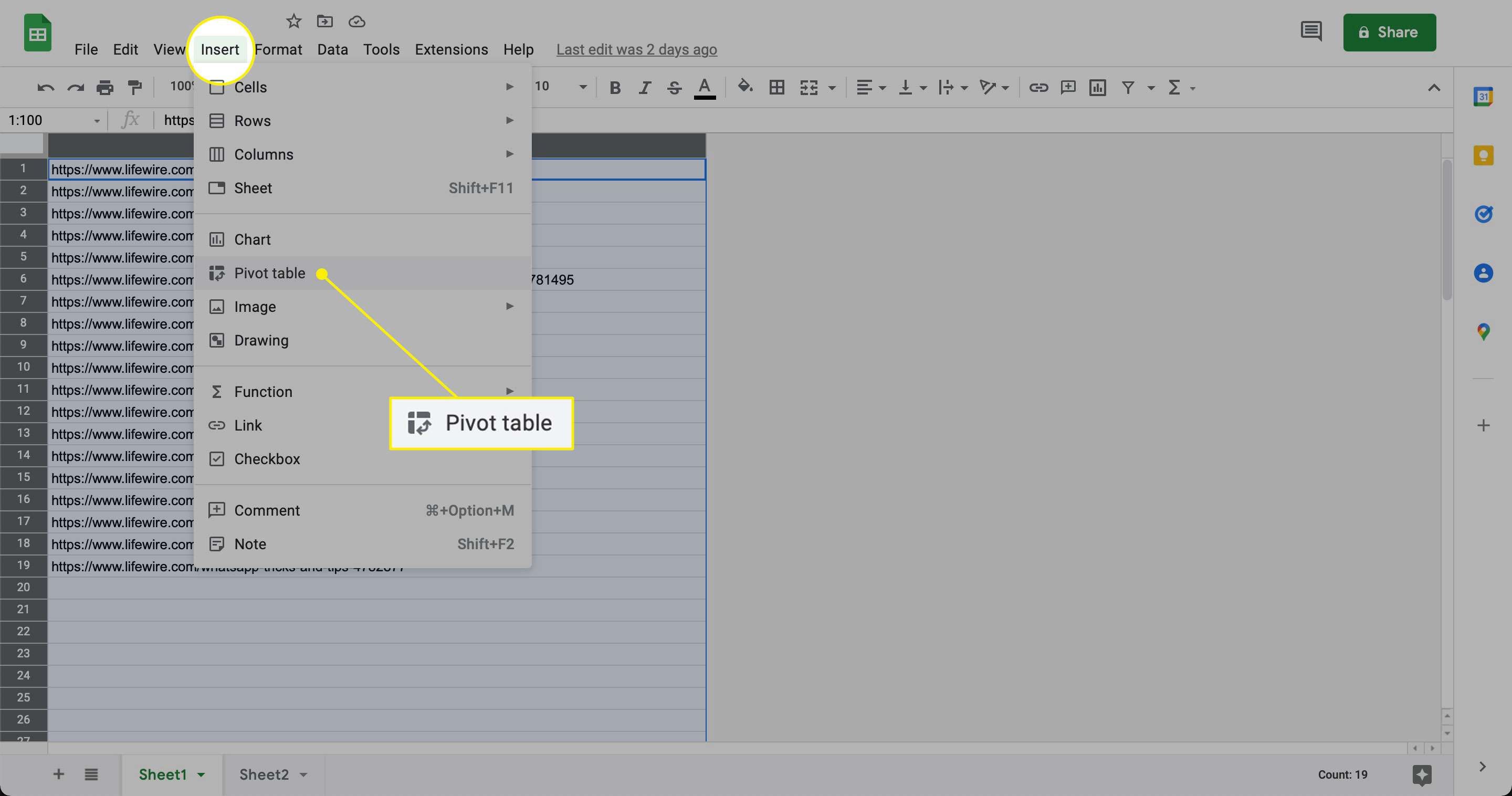 "Pivot Table" -komento Google Sheets -lisäysvalikon alla