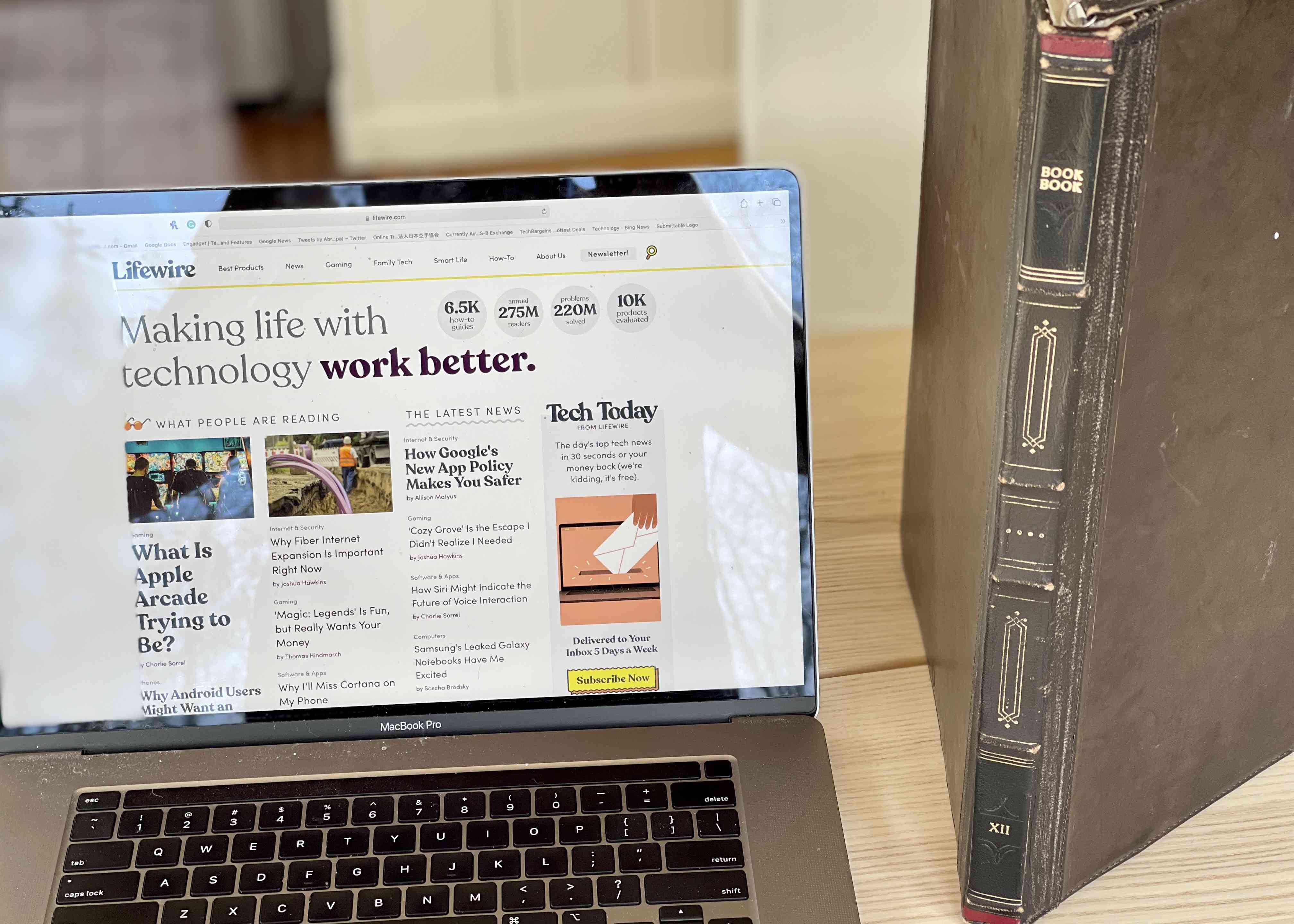 BookBook-laukku, joka seisoo pystyssä MacBook-kannettavan vieressä.