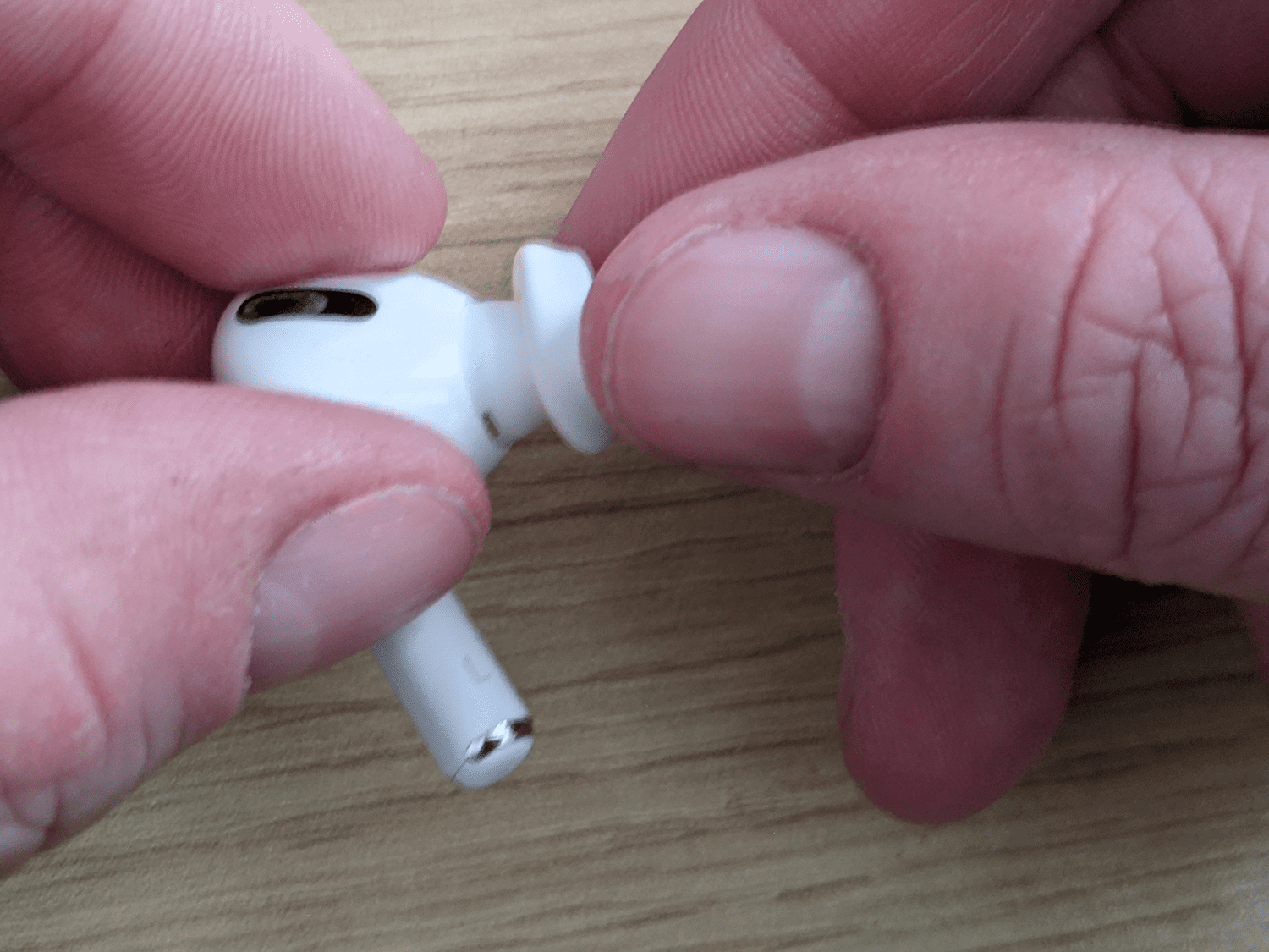 Asenna korvaava AirPods Pro -kärki.