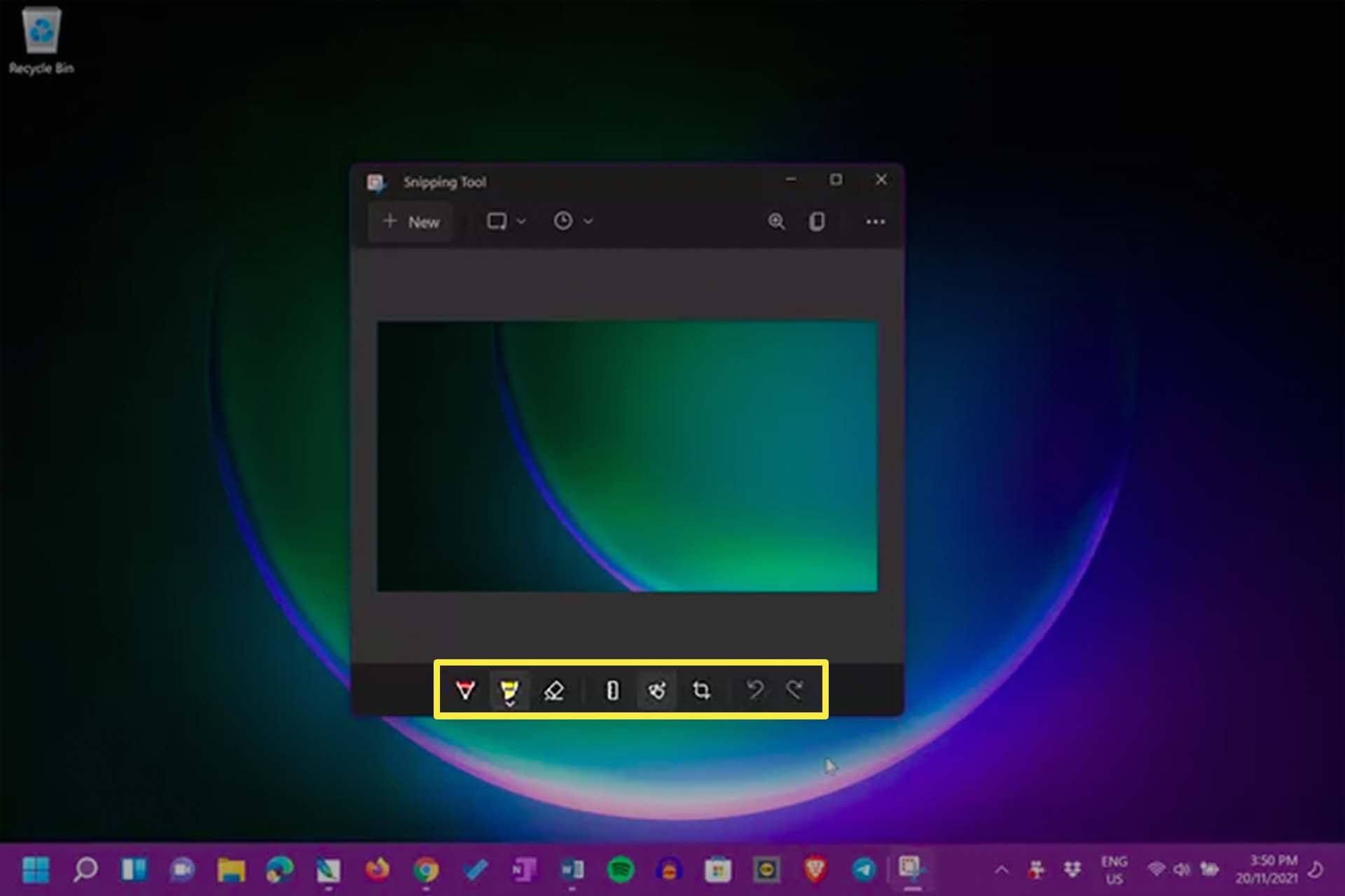 Windows 11 -työpöytä, jossa Snipping Tool on avoinna Surface Pro 8:ssa.