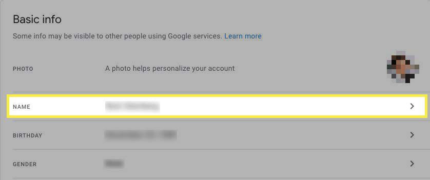 Valitse nimi Google-tilin asetusten Perustiedot-kohdasta.