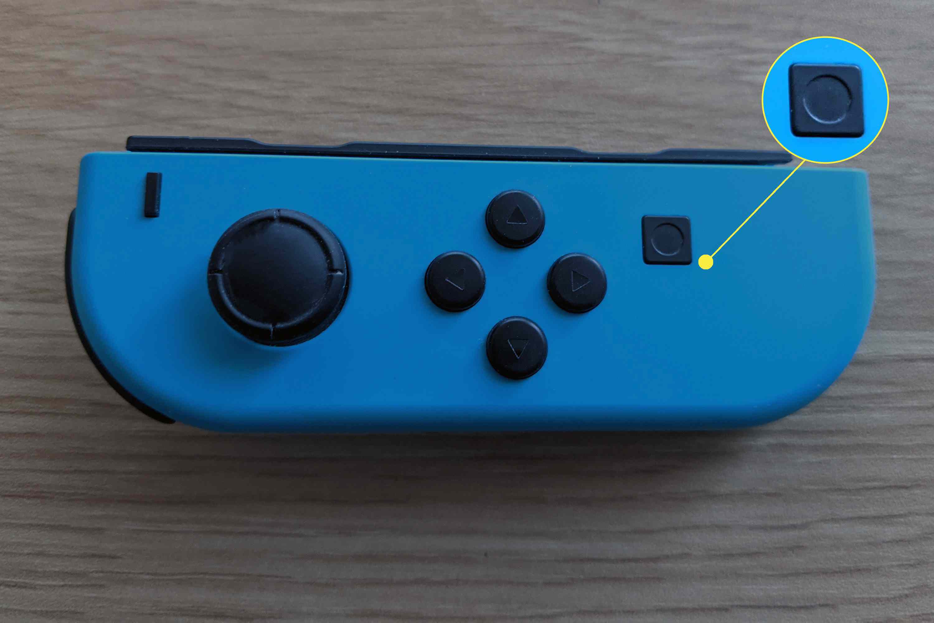 Vasen joy-con, jossa näytön tallennuspainike oikealla on korostettuna