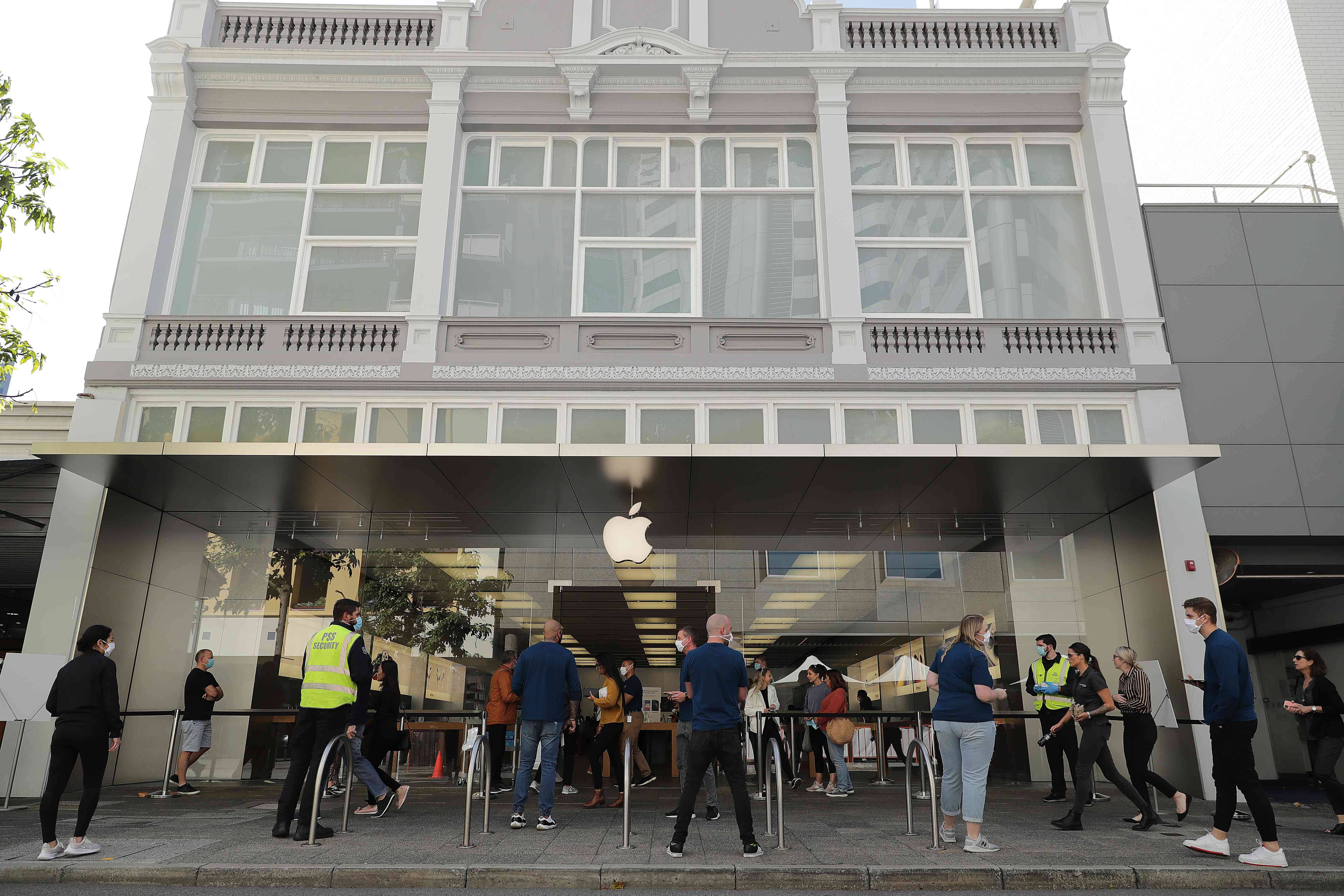 Applen työntekijät kysyvät terveydellisiä kysymyksiä ihmisiltä, ​​jotka tulevat Apple Storeen Perthin CBD:ssä