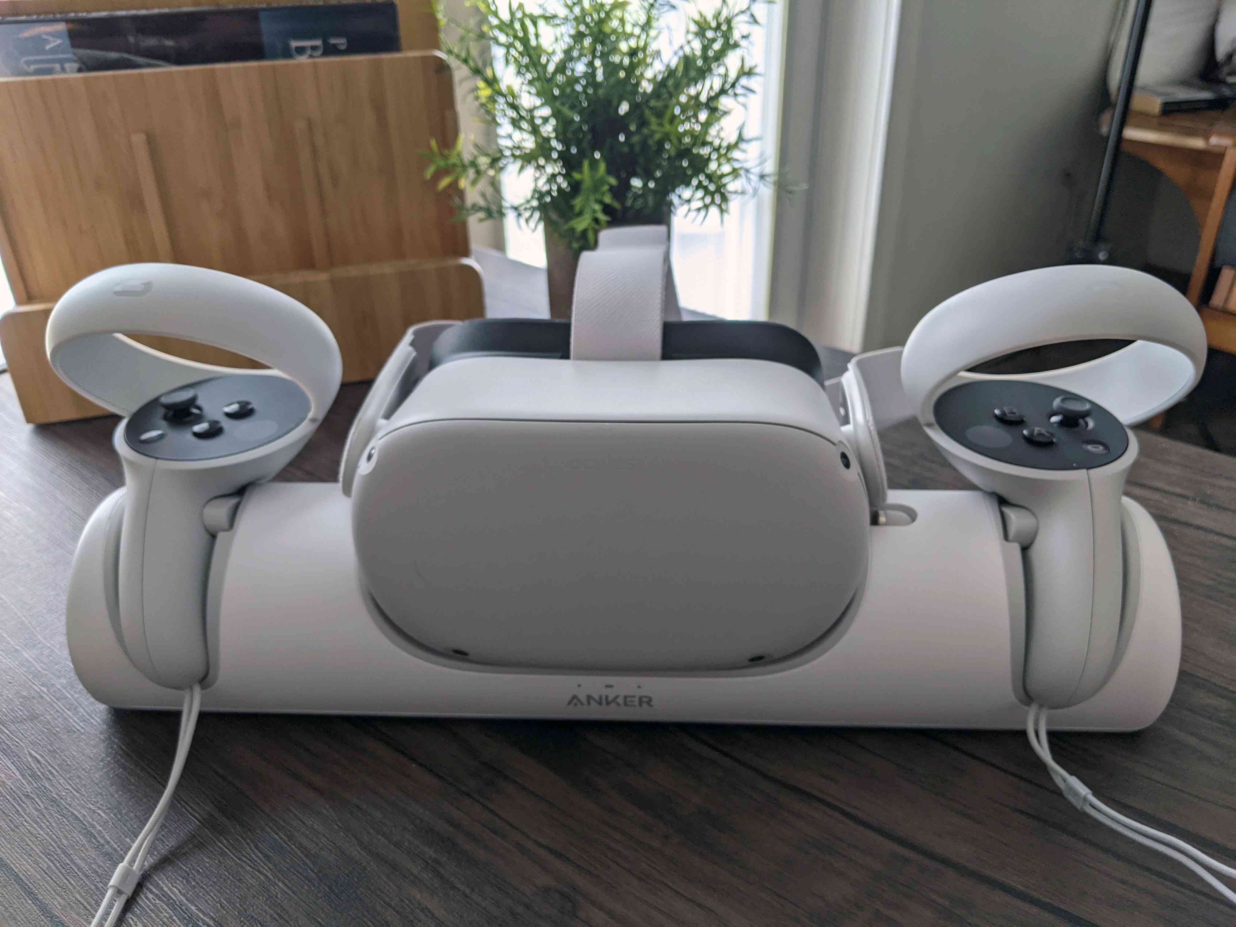 Lataa Oculus Quest 2 -ohjaimet ja kuulokkeet Anker-telakalla.