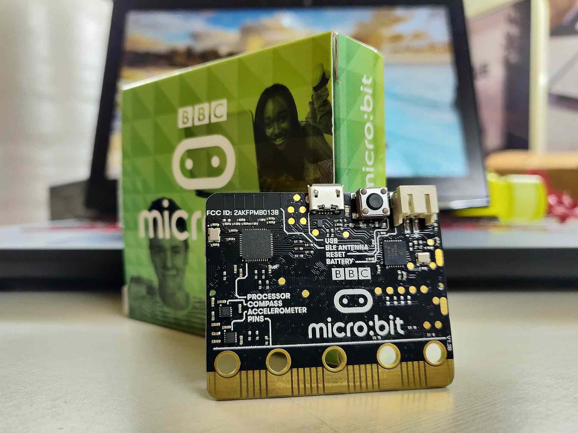 Micro:bit elektroninen ohjelmointilelu, joka opettaa lapset rakentamaan tietokoneita. 