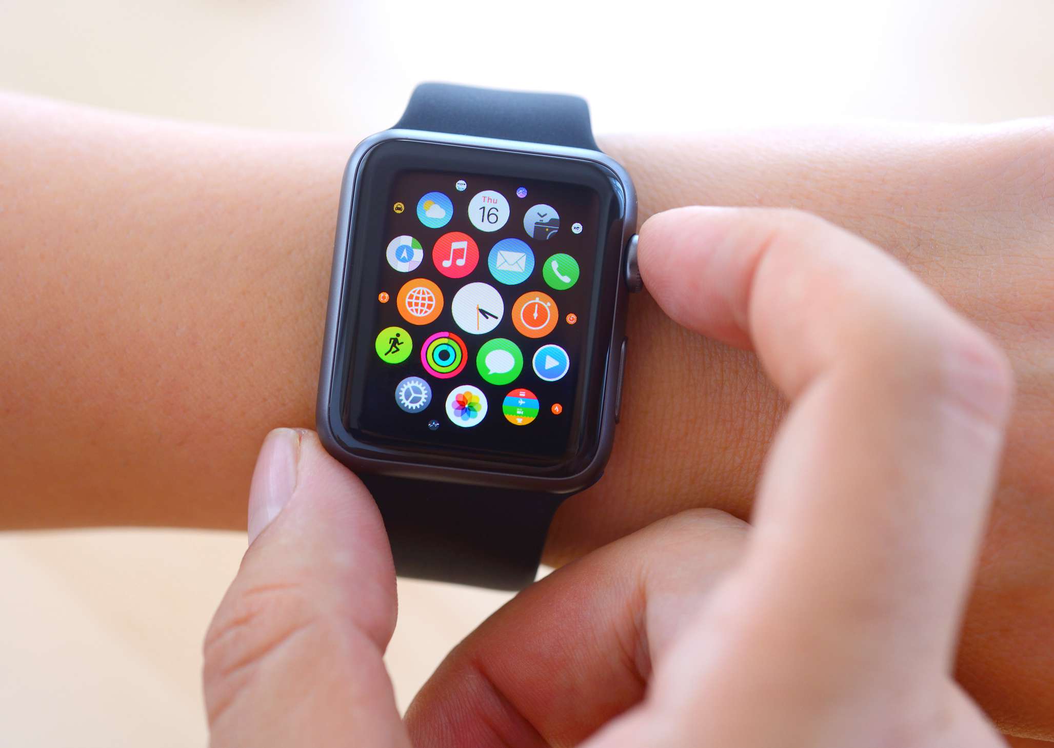 Black Apple Watch Sportin käyttäminen ja Apple Care -takuun tilan tarkistaminen