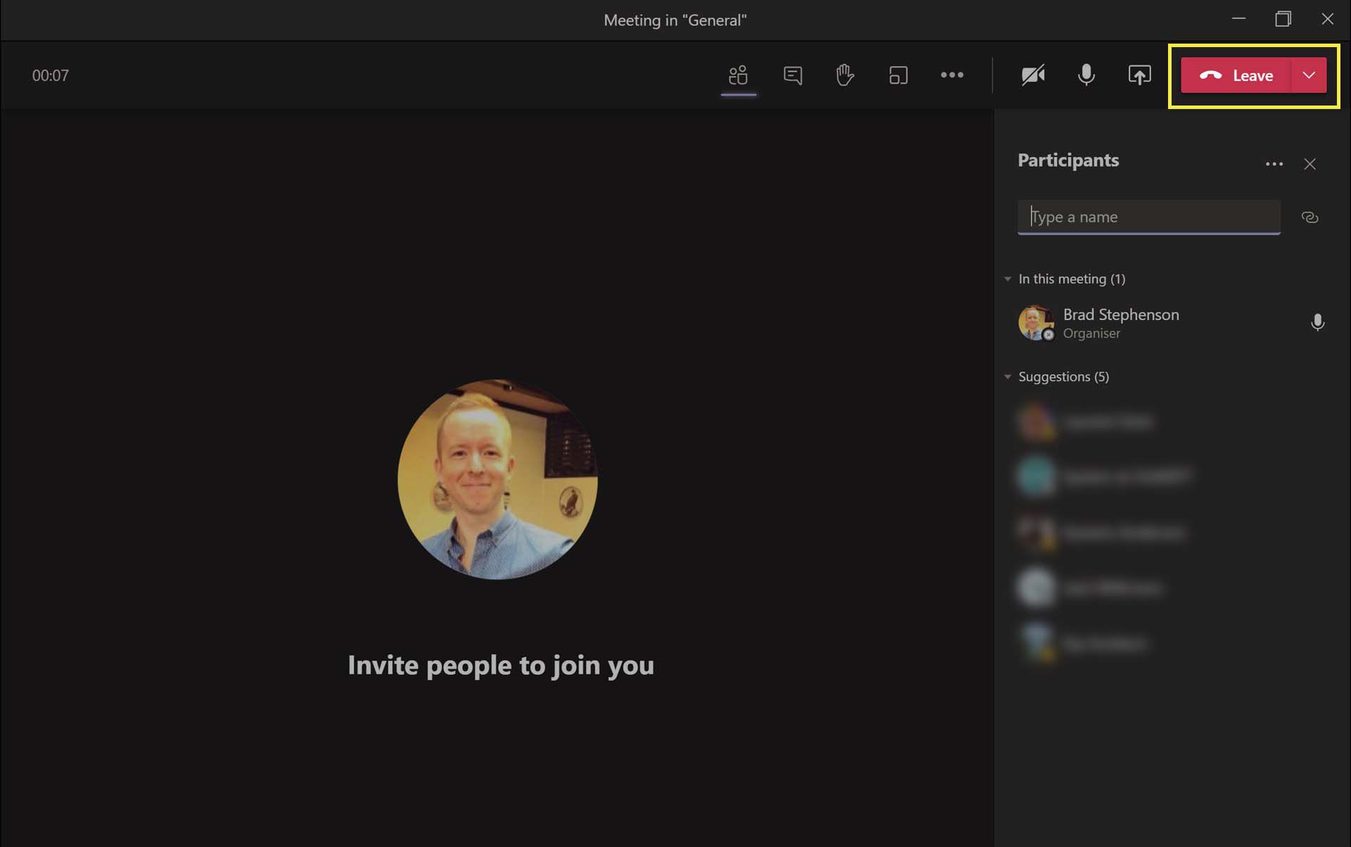 Poistu-painike korostettuna Microsoft Teams for Windows 10:ssä.