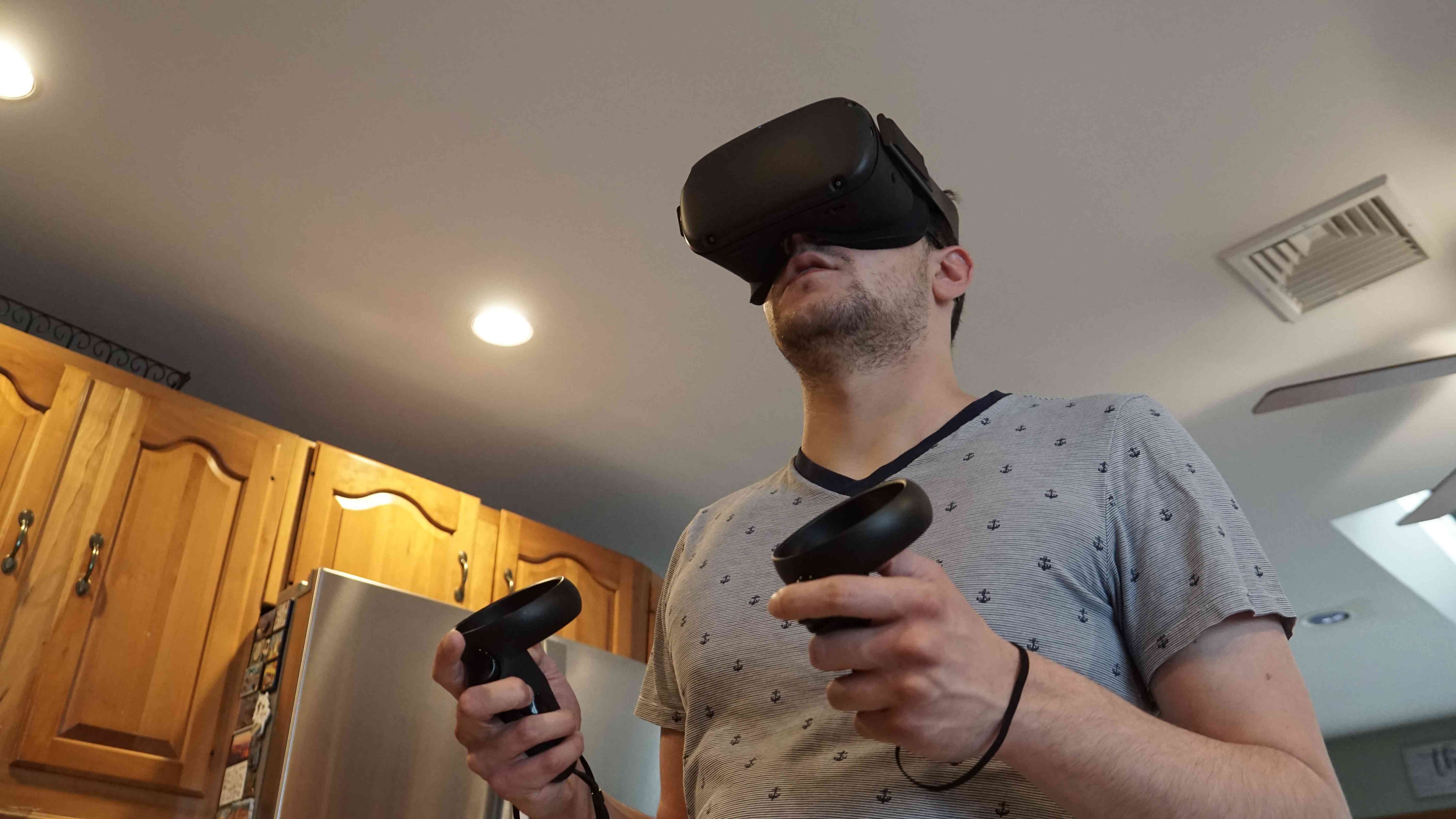 Henkilö, joka käyttää Oculus Questia keittiössään