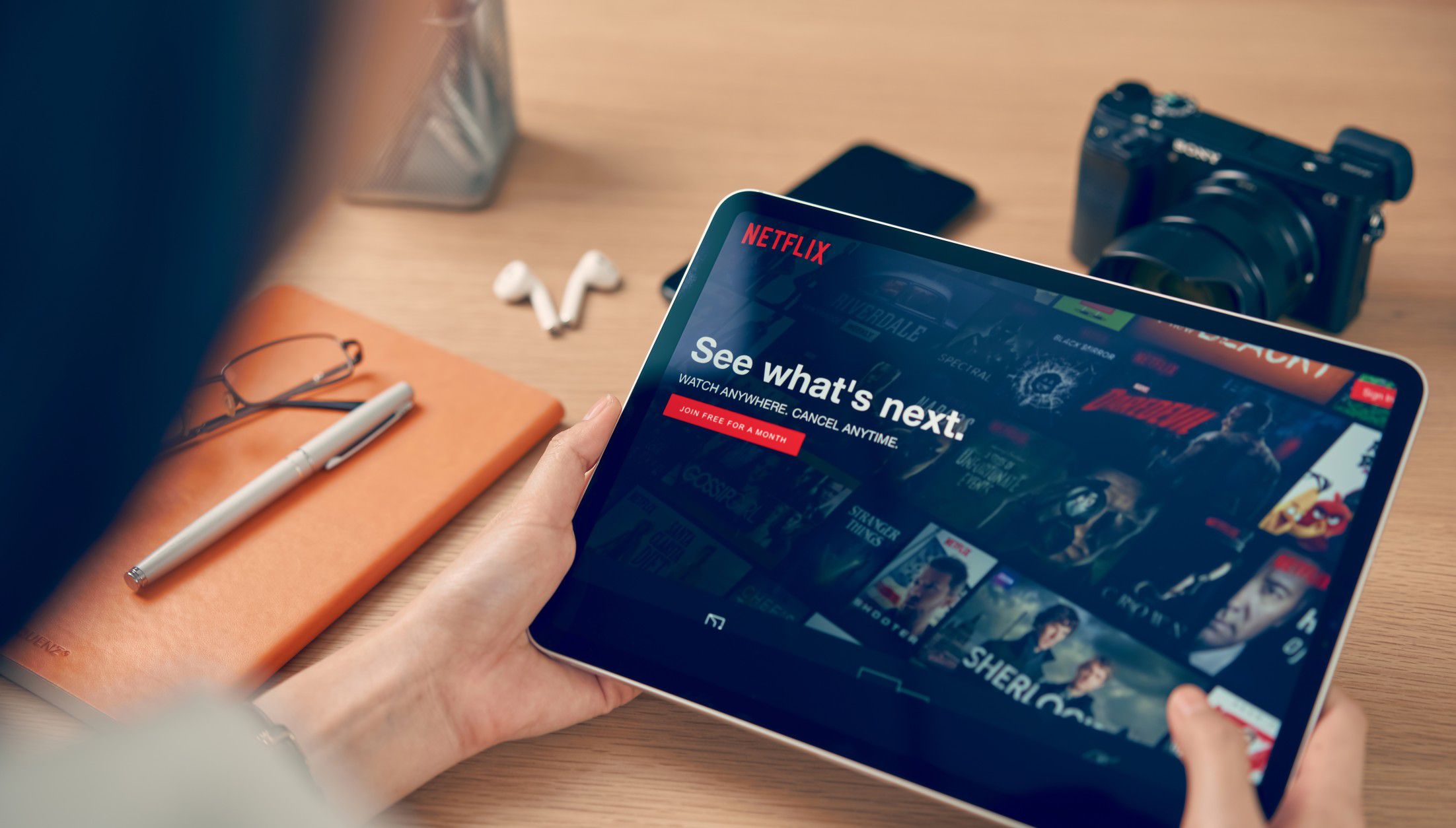 bangkok thailand october 07 2019 women use netflix app on ipad pro screen netflix is an international t20 Wx6g91 aa485855f6494d509d5c483e9d2c4451