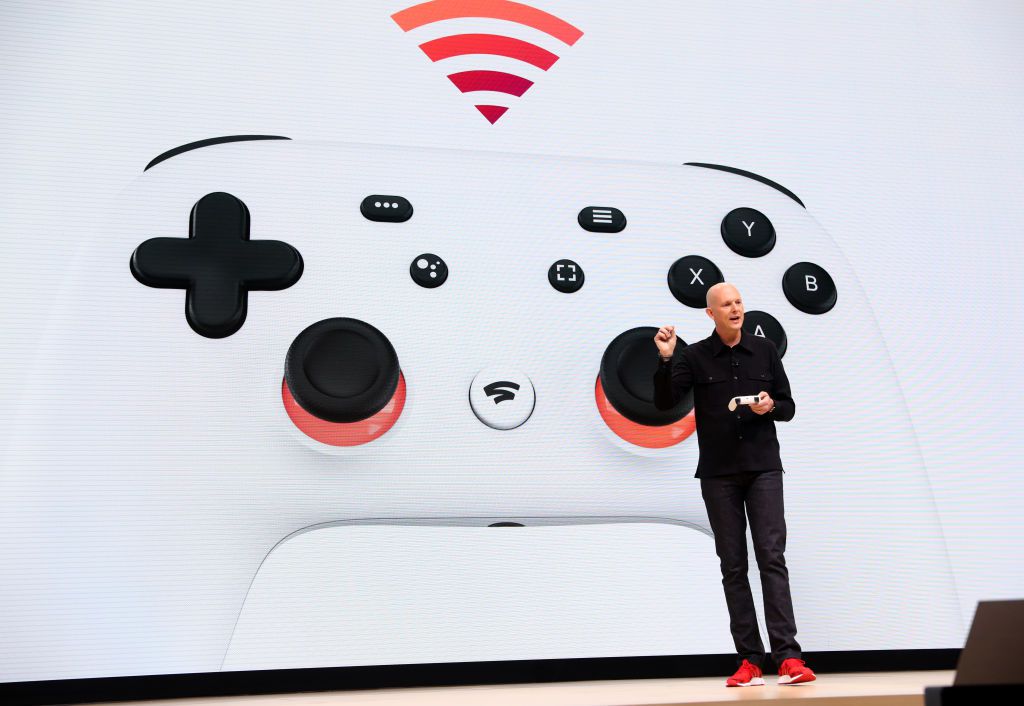 Googlen varapresidentti ja pääjohtaja Phil Harrison esittelee uutta Stadia-ohjainta puhuessaan GDC 2019 -tapahtumassa