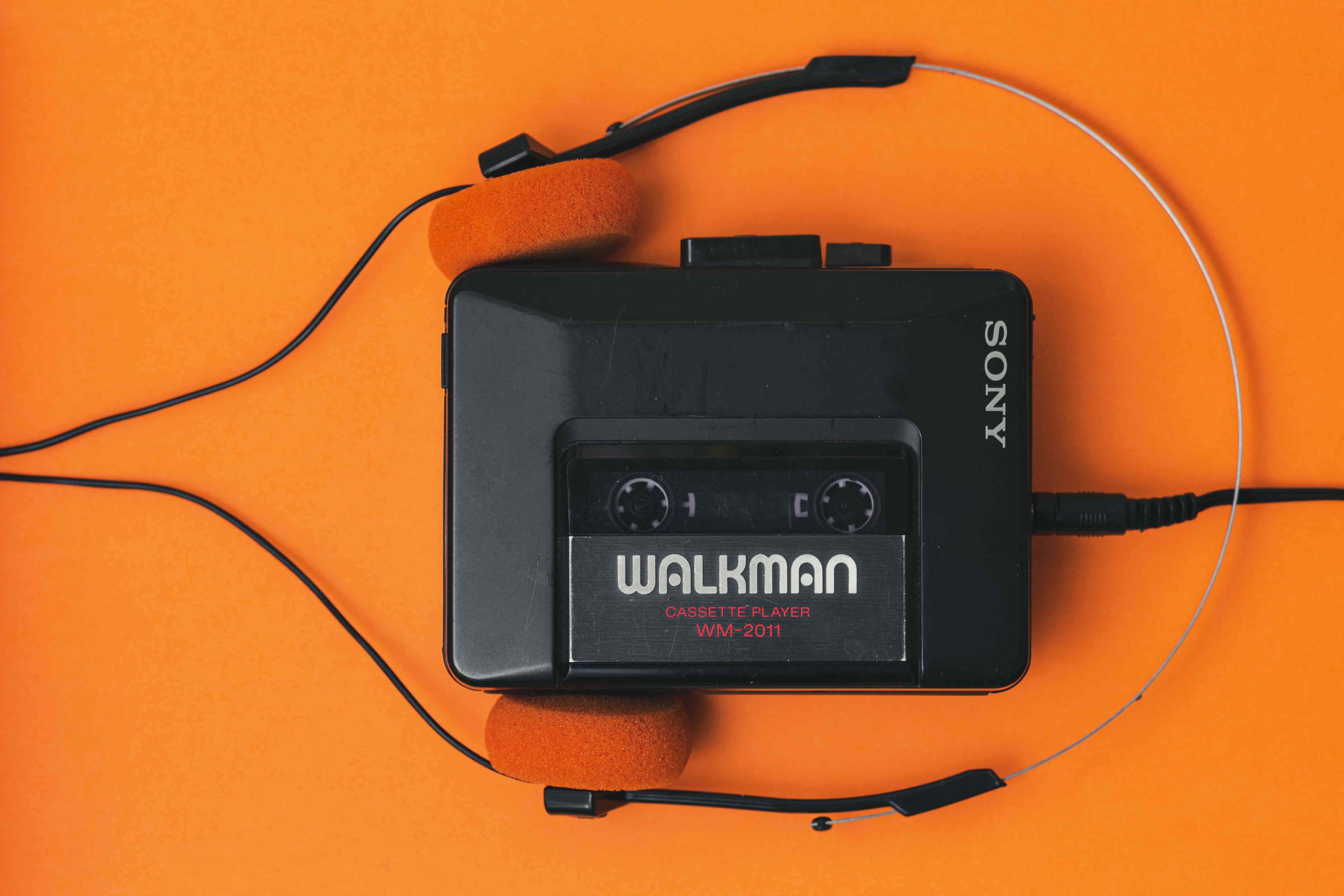 Sony Walkman oranssilla taustalla. 