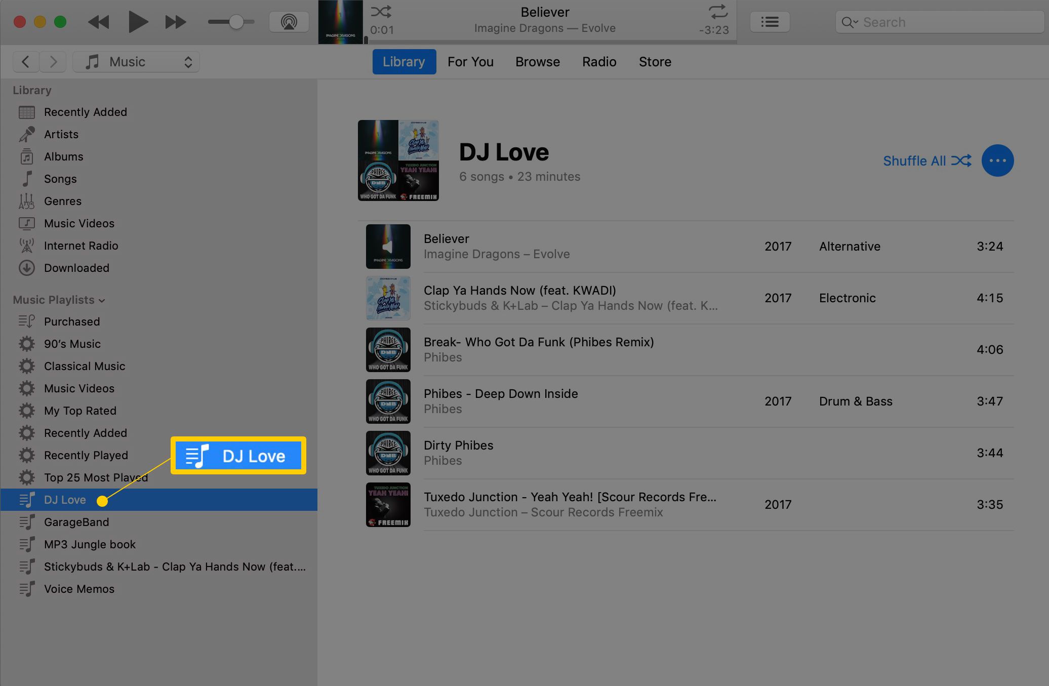 Soittolista nimeltä "DJLove" iTunesin vasemman ruudun kuvakaappauksessa, joka näyttää kuinka iTunes-soittolista järjestetään uudelleen