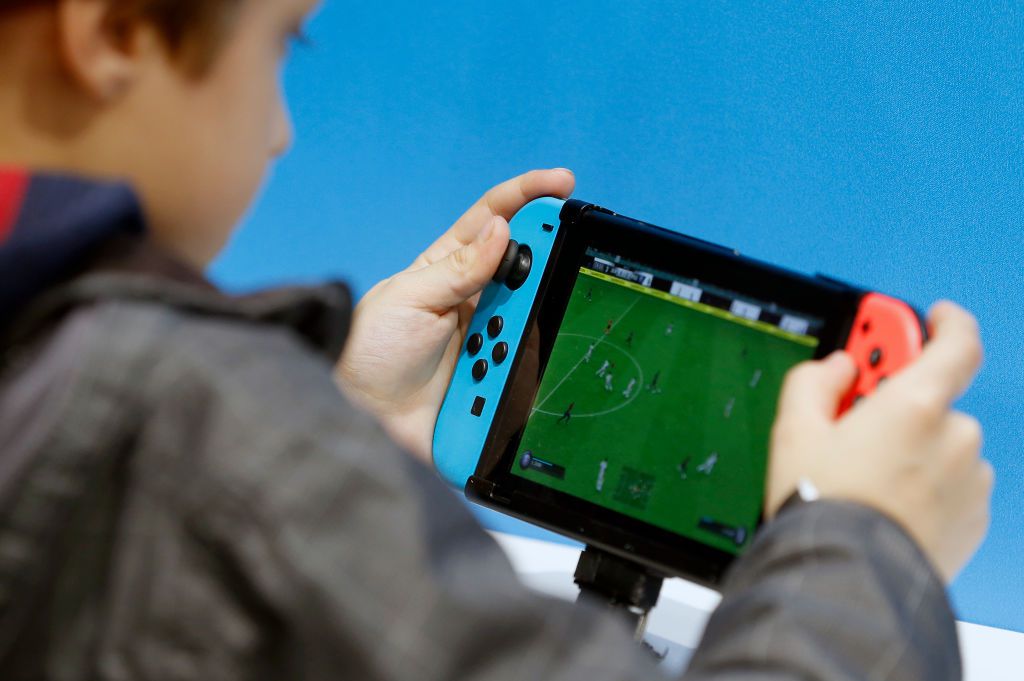 Lapsi pelaa Fifa 19:ää Nintendo Switchillä. 