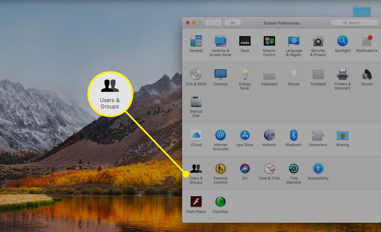 Järjestelmäasetukset Macissa, jossa Käyttäjät ja ryhmät -osio on korostettuna