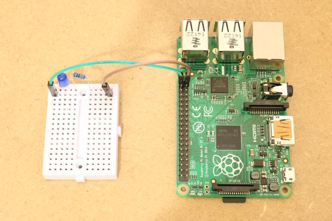 Täysi piiri LEDillä ja vastuksella asennettuna Raspberry Pi:n GPIO:han