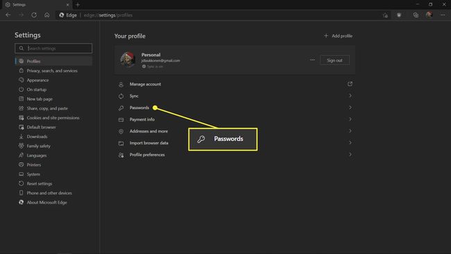 Microsoft Edge -profiiliasetukset, joissa salasanapainike on korostettuna.