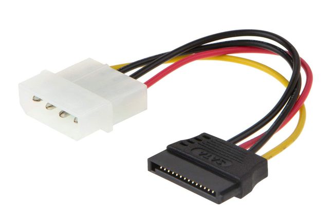 Kuva CableCreationin molex-SATA-sovittimesta