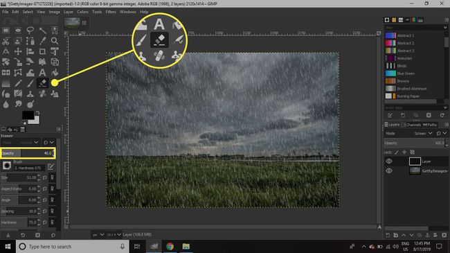 Kuvakaappaus GIMPistä, jossa Eraser-työkalu ja Opacity-liukusäädin on korostettuna