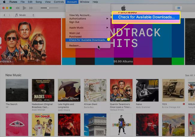 iTunes, jossa "Tarkista saatavilla olevat lataukset" on korostettu Tili-valikon alla