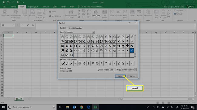 Excel-symbolivalikko, jossa Insert on valittuna