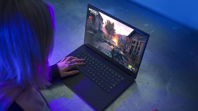 Razer Blade 15 kannettava tietokone on pelaajan käytössä