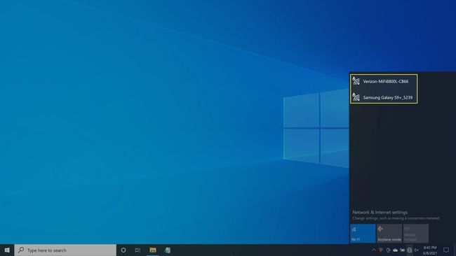 Luettelo käytettävissä olevista langattomista verkoista Windows 10:ssä.