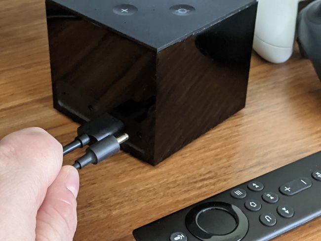 Fire TV Cuben liittäminen virtaan.