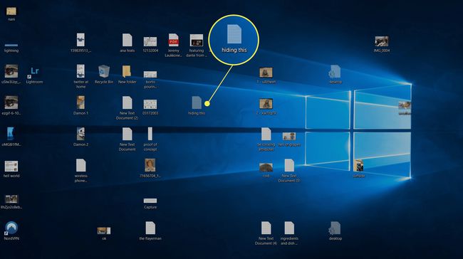 Piilotettu tiedosto Windows 10 -työpöydällä, joka on edelleen näkyvissä asetusten vuoksi.