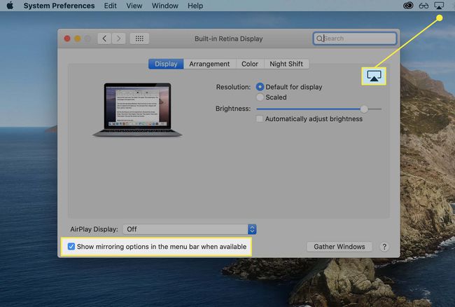 AirPlay-kuvake valikkorivillä ja Mirror-valintaruutu korostettuna Näytä järjestelmäasetukset macOS:ssä.