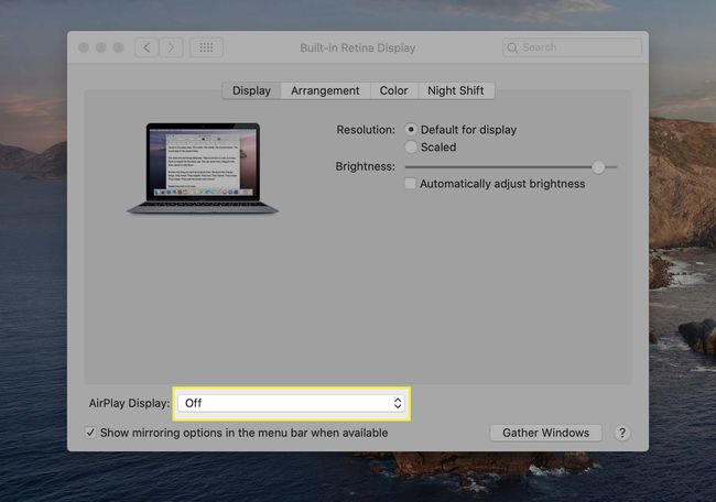 AirPlay-näyttövalikko korostettuna Näytä järjestelmäasetukset macOS:ssä.