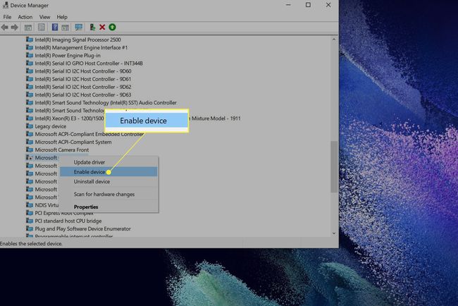 Windows 10 Device Manager näyttää Microsoft Surface -kameralaitemerkinnät ja Ota laite käyttöön korostettuna
