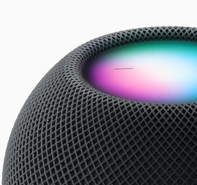 Lähikuva avaruusharmaasta Apple HomePod ministä. 