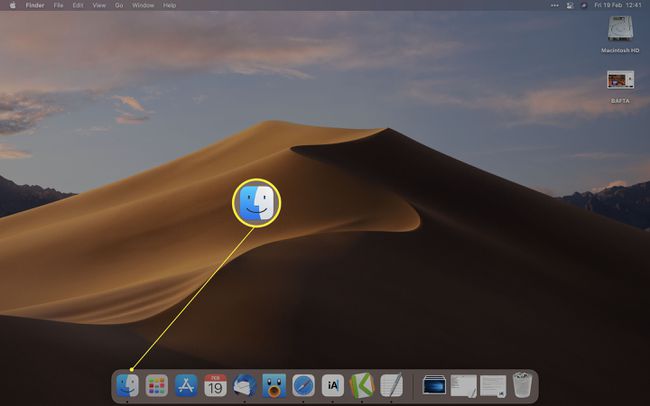 Mac-työpöytä, jossa Finder-kuvake korostettuna