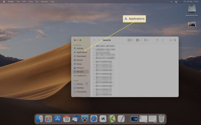 Mac-työpöytä, jossa Sovellukset-kansio on korostettuna Finderissa