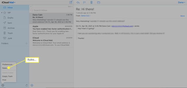 Valitse "Säännöt" iCloud Mailin vasemmasta alakulmasta