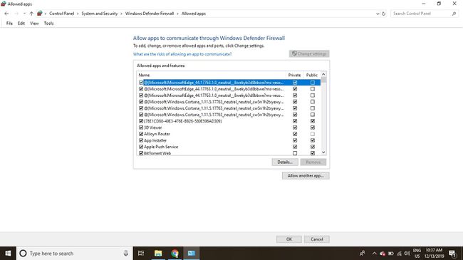 Luettelo sovelluksista kohdassa Salli sovellusten viestiä Windows Defenderin palomuurin kautta