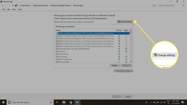 Windows Defender ja Muuta asetuksia -painike korostettuna