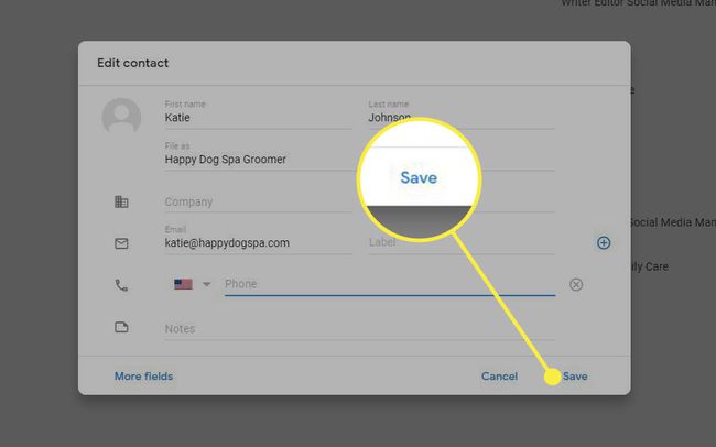 Kuvakaappaus Gmailin Muokkaa yhteystietoa -näytöstä, jossa on korostettuna Tallenna-painike