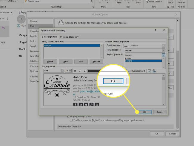 Näyttökaappaus Outlookin allekirjoitusasetuksista, jossa OK-painike on korostettuna